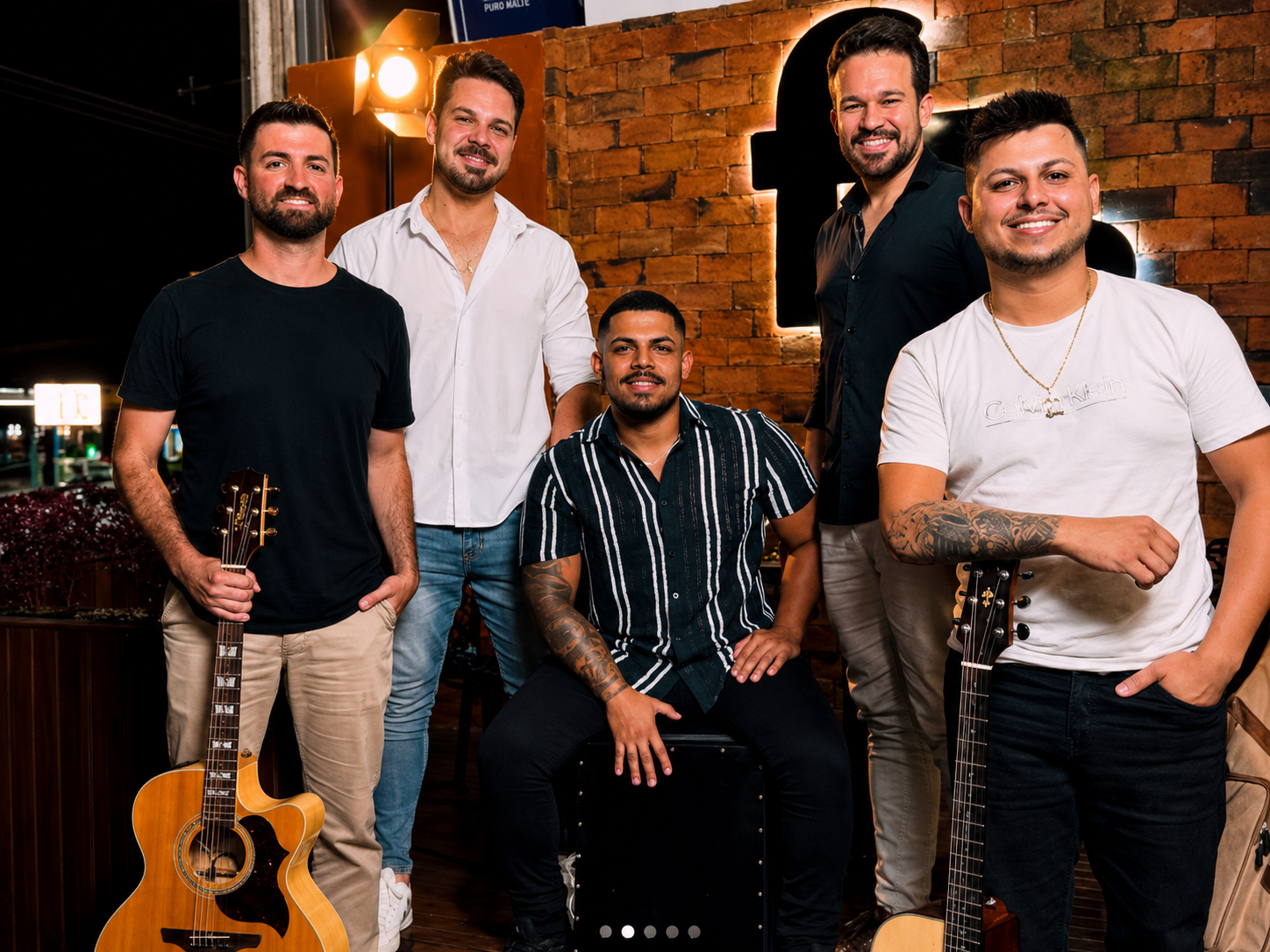 Os integrantes da QUE QUE É ISSO? reunidos com seus instrumentos
