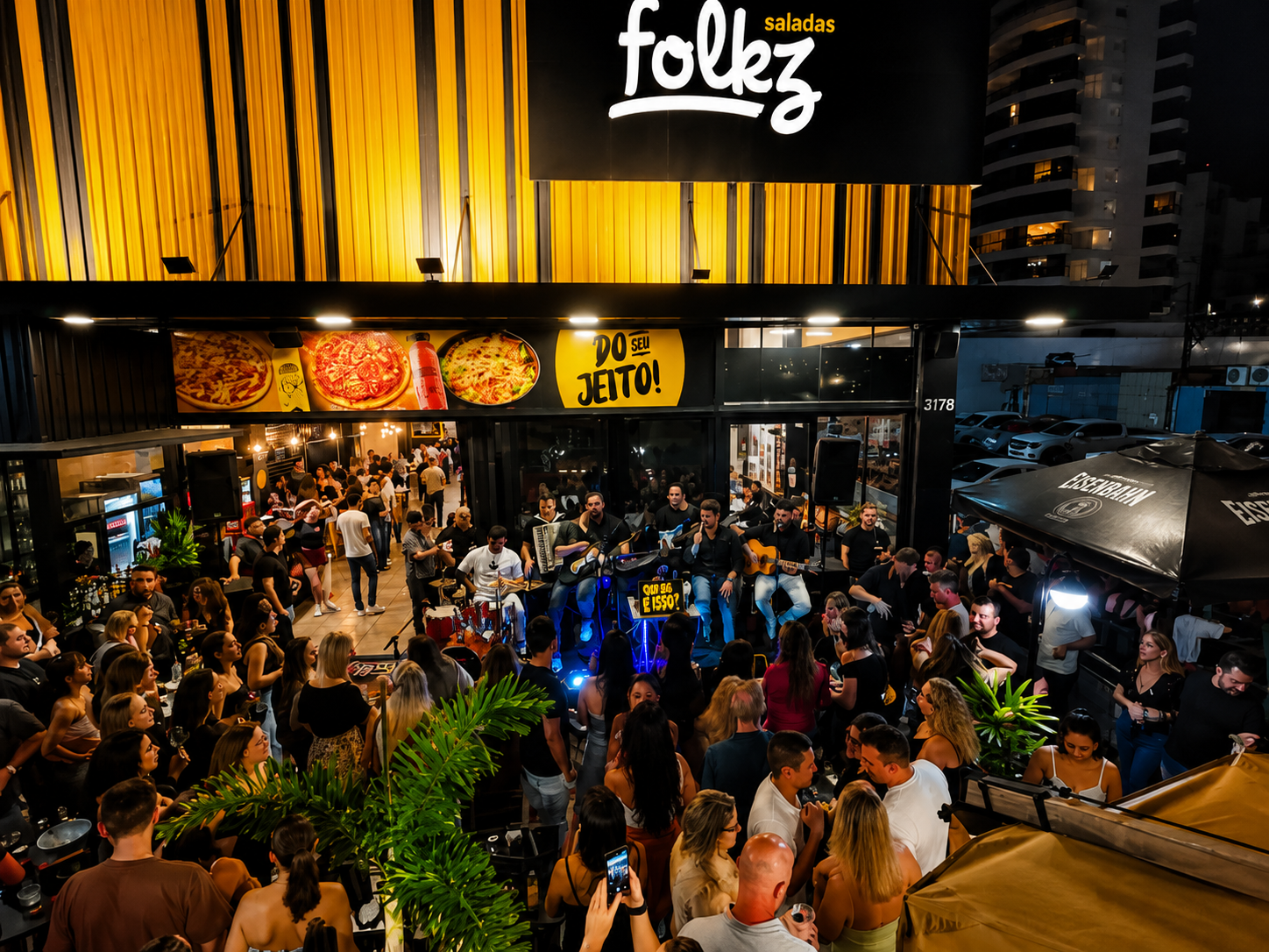 Público lotado em show da QUE QUE É ISSO? no Folkz Pizzaria, em Toledo/PR