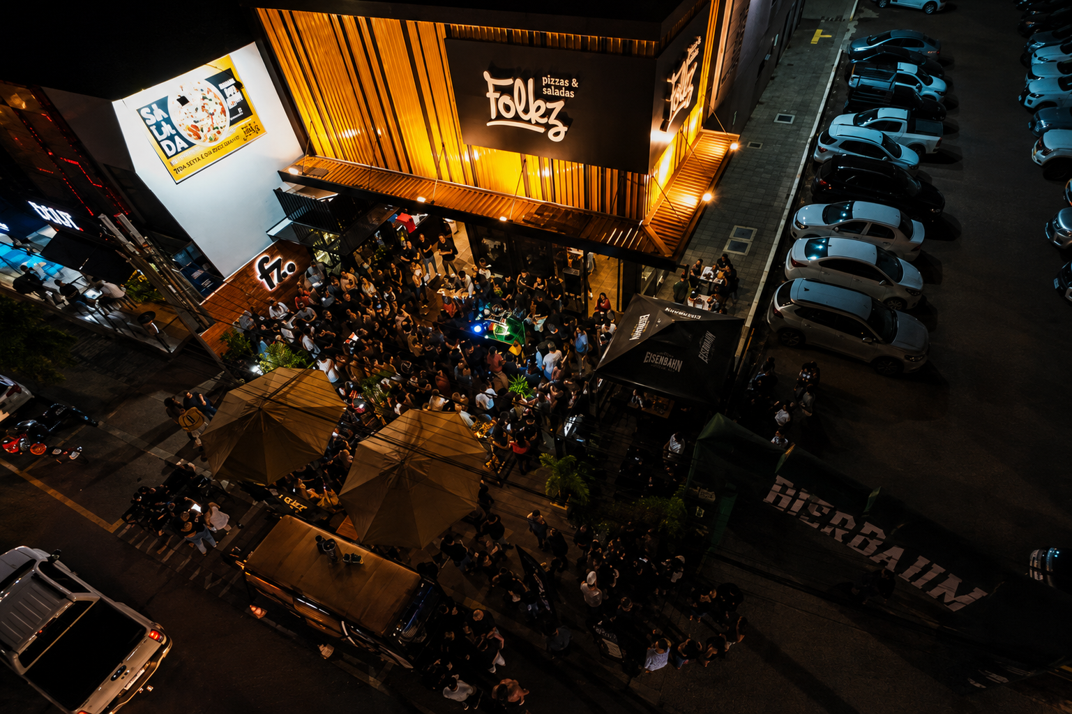 Vista elevada do público na estreia da QUE QUE É ISSO? no Folkz Pizzaria